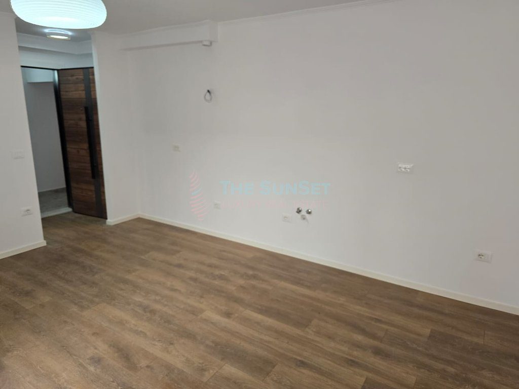 Apartament 2+1 për shitje në Rrugën "Petro Nini Luarasi" 3