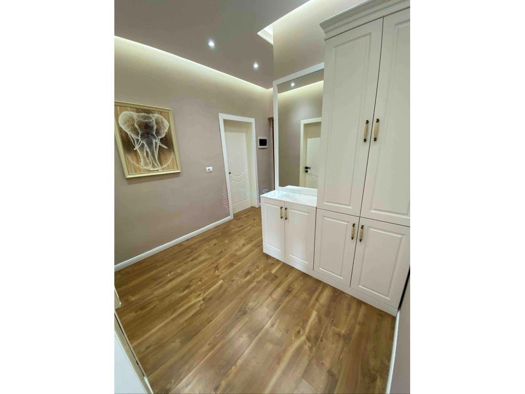 Apartament 1+1 për shitje në Rrugën Ali Demi