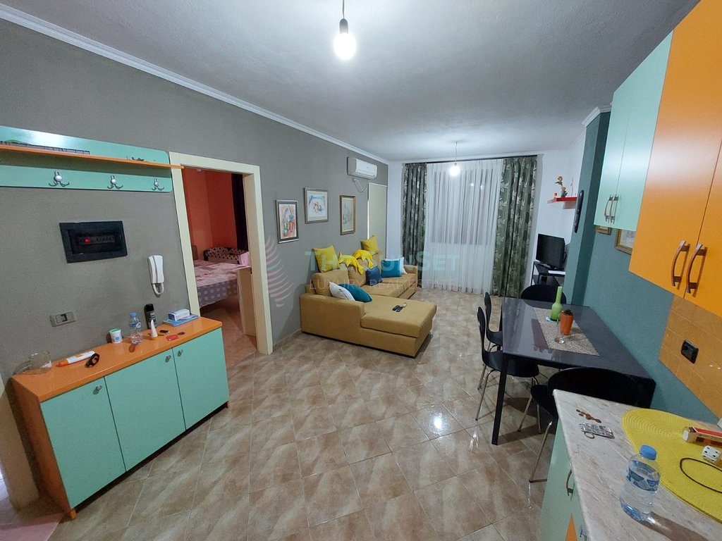 Apartament 1+1 për shitje në zonën e Shkëmbit të Kavajës