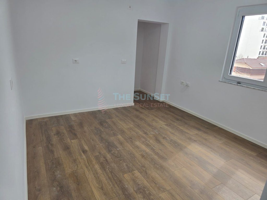 Apartament 1+1 për shitje pranë Shkollës së Kuqe