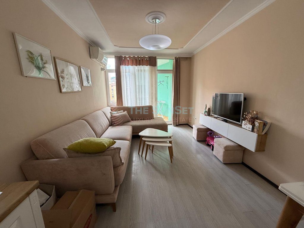 Apartament 2+1 për qira në Komunën e Parisit