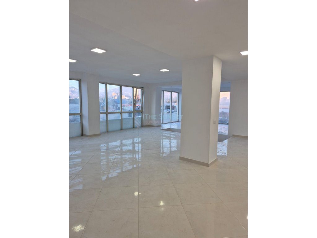 Ambient Duplex me Qira – Ish Stacioni i Trenit, Tiranë 3