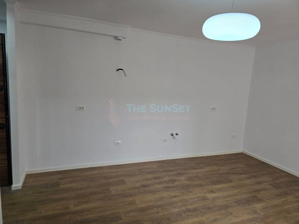 Apartament 2+1 për shitje në Rrugën "Petro Nini Luarasi" 2