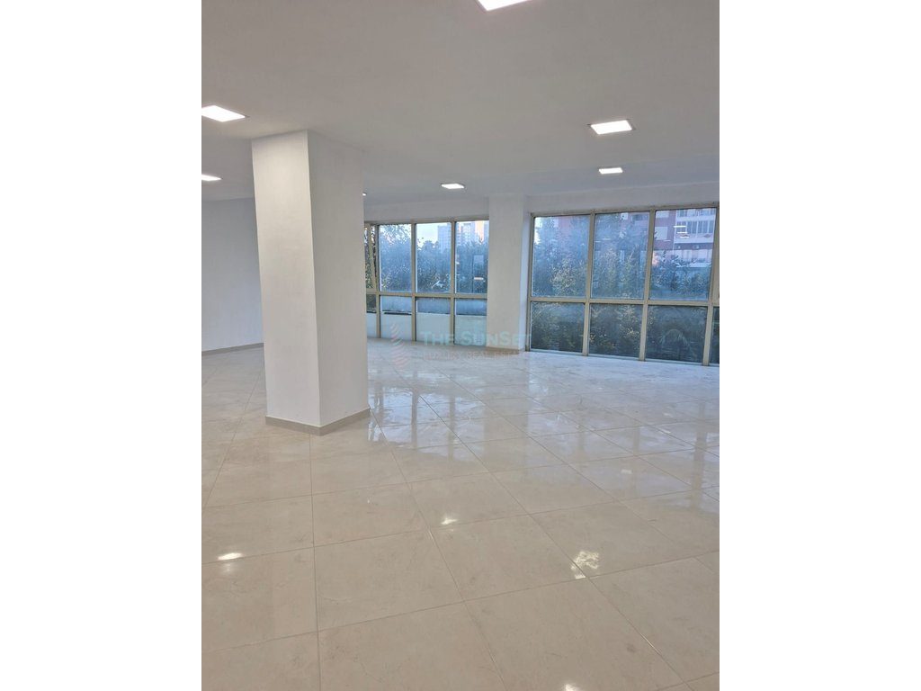 Ambient Duplex me Qira – Ish Stacioni i Trenit, Tiranë