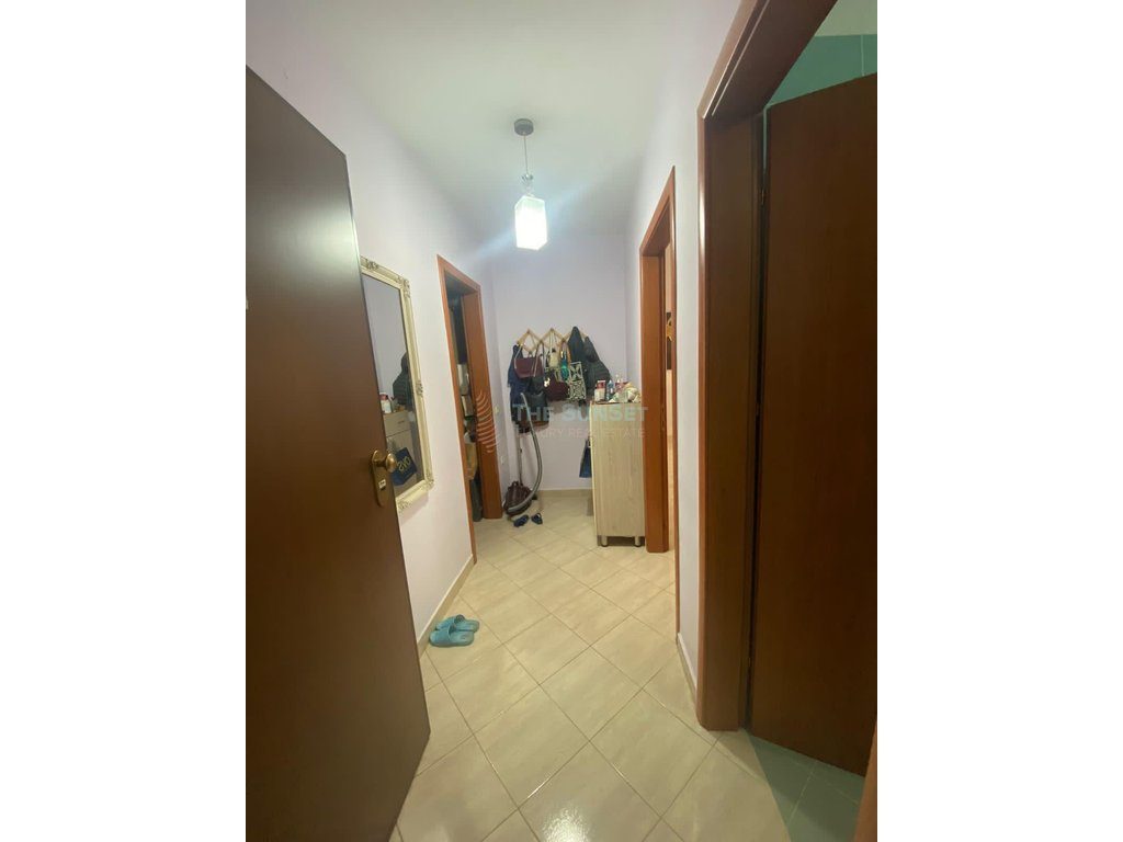 Apartament 1+1 për shitje te Pedonalja e Tiranës 4