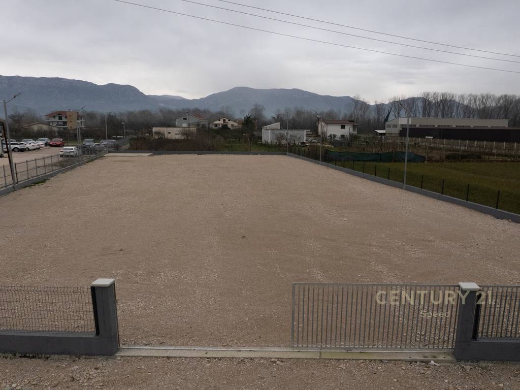 Jepet me Qira Toke 1600m2 Afer Rinasit