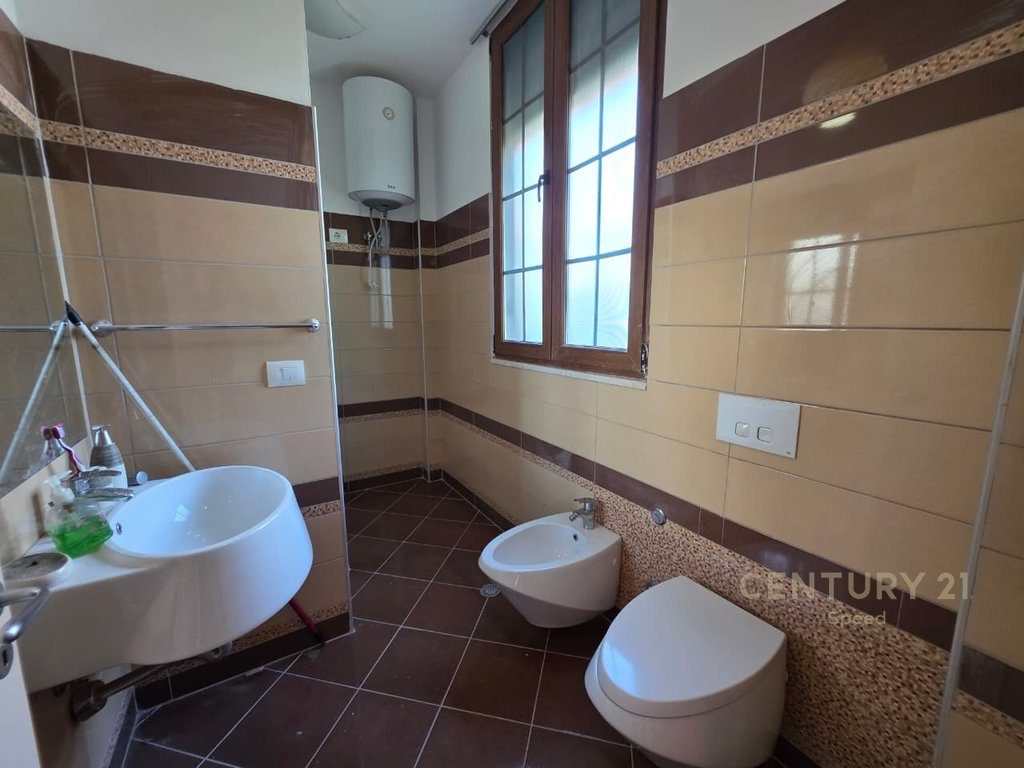 Ofrojmë vilë me oborr për qira në një ndër komplekset më të mira në periferi të Tiranës! 4