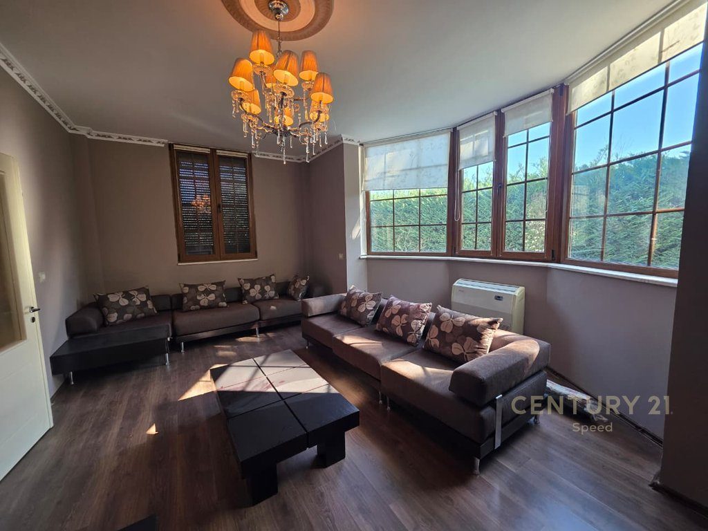 Ofrojmë vilë me oborr për qira në një ndër komplekset më të mira në periferi të Tiranës!