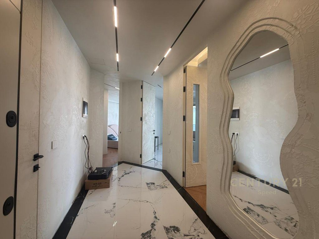 Në Unazën e Re ofrohet për shitje një apartament modern 2+1+2! 4