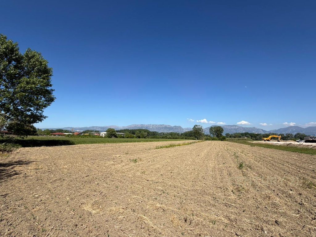 Shitet tokë me sipërfaqe 10,700 m² shumë pranë Aeroportit të Rinasit, buzë rrugës kryesore! 2