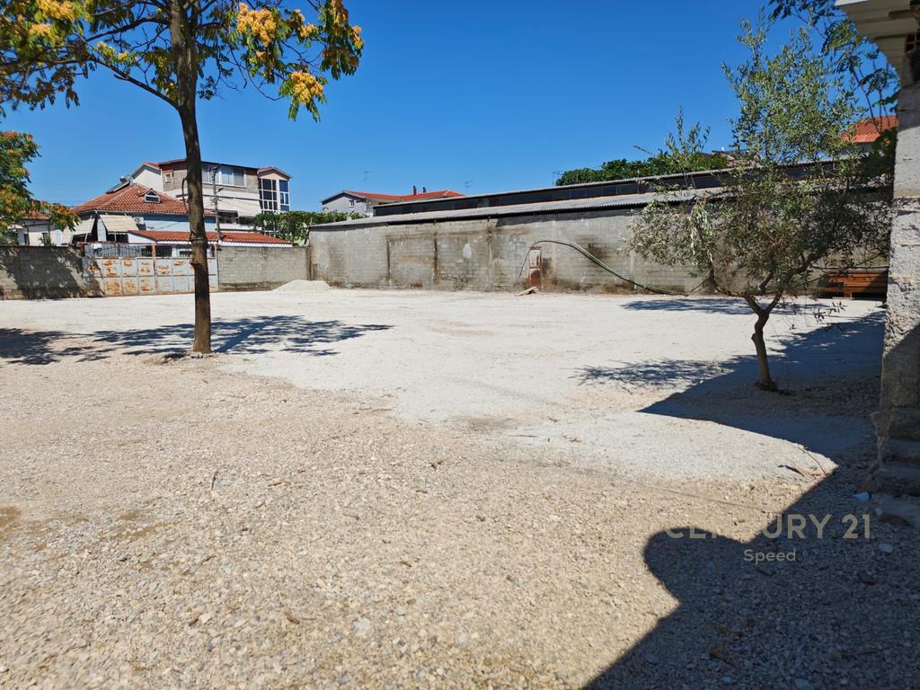 Jepet me qira tokë 1,000 m² pranë Spitalit Amerikan 2!