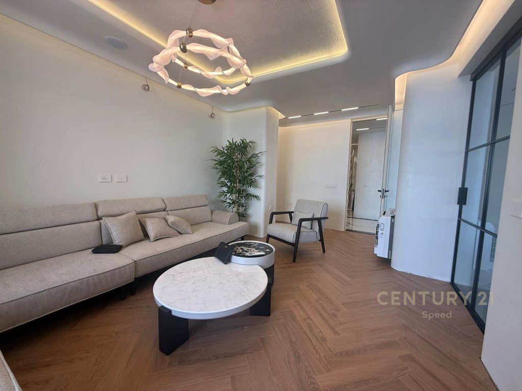 Në Unazën e Re ofrohet për shitje një apartament modern 2+1+2!