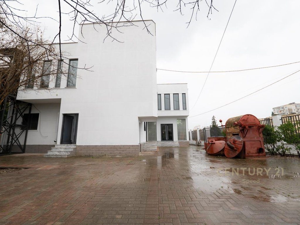 Shitet Ndertese multifunkionale ne zonen e Stacionit te Trenit Shkozet, Durres !