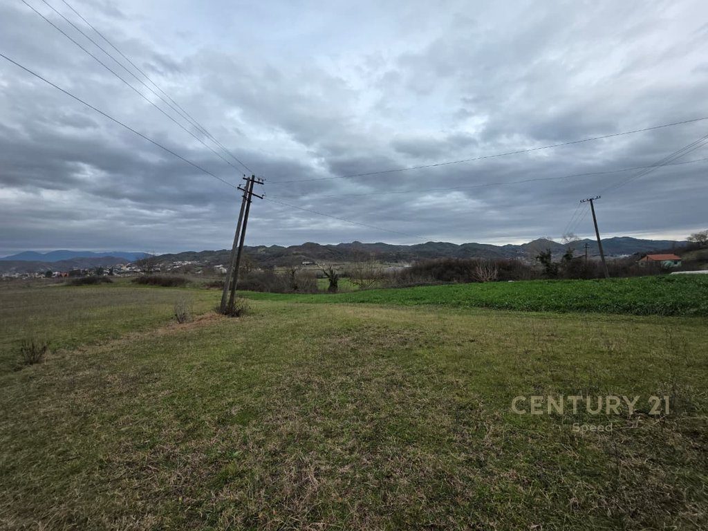 Shesim tokë 3000 m² në Pezë Helmes!