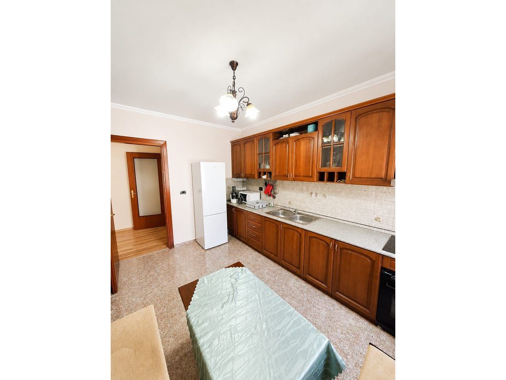 Apartament 3+1 për qira në Komunën e Parisit!! 2