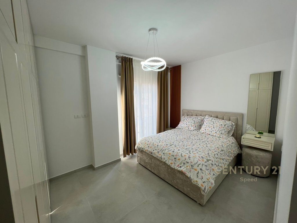 Ofrojme apartament 2+1+2 per qira prane Shkolles se Kuqe! 2