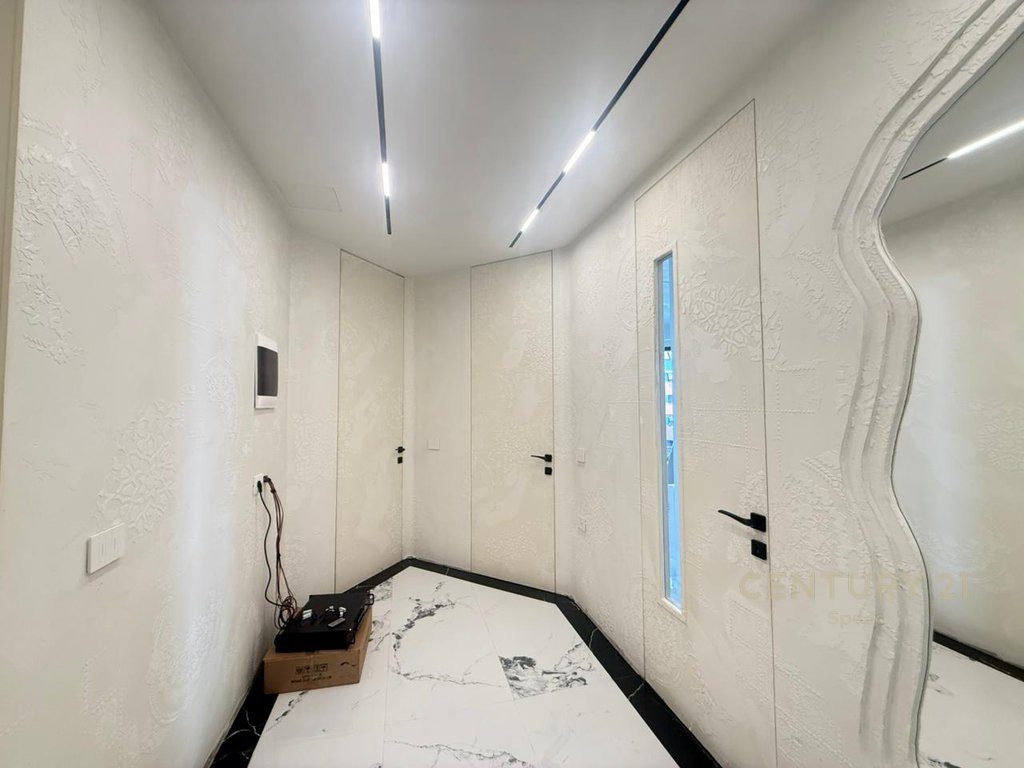 Në Unazën e Re ofrohet për shitje një apartament modern 2+1+2! 2