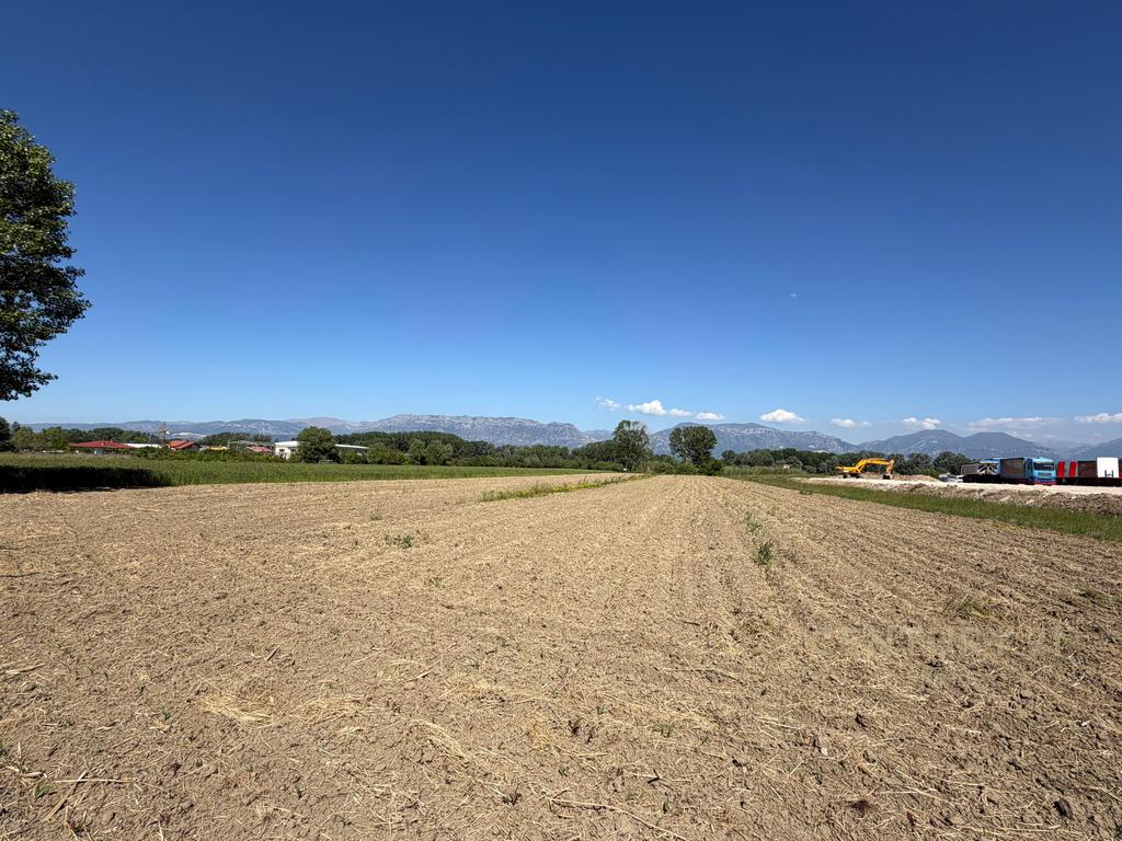 Shitet tokë me sipërfaqe 10,700 m² shumë pranë Aeroportit të Rinasit, buzë rrugës kryesore! 3