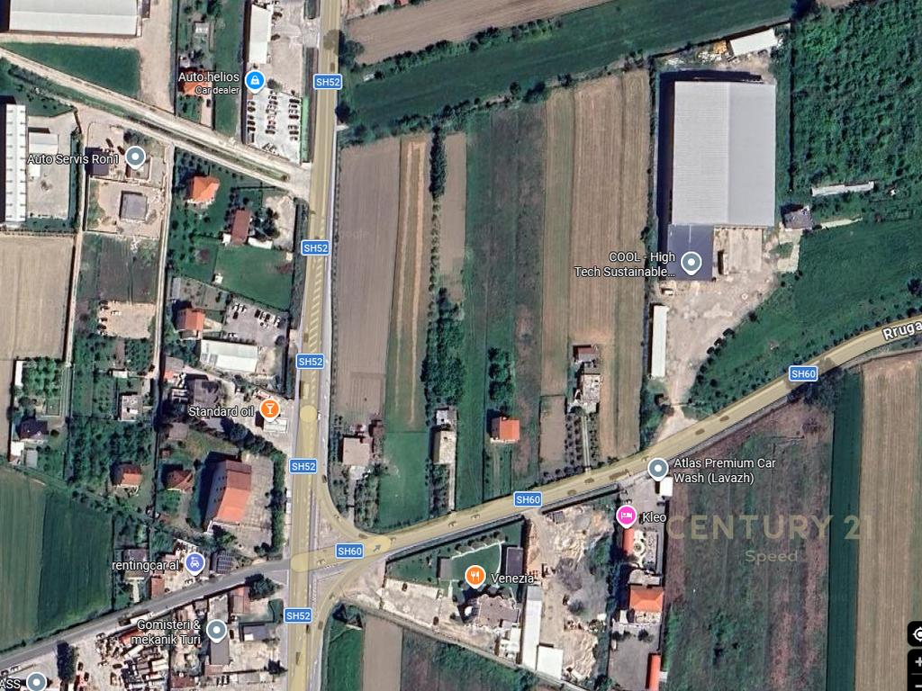 Shitet tokë me sipërfaqe 10,700 m² shumë pranë Aeroportit të Rinasit, buzë rrugës kryesore!