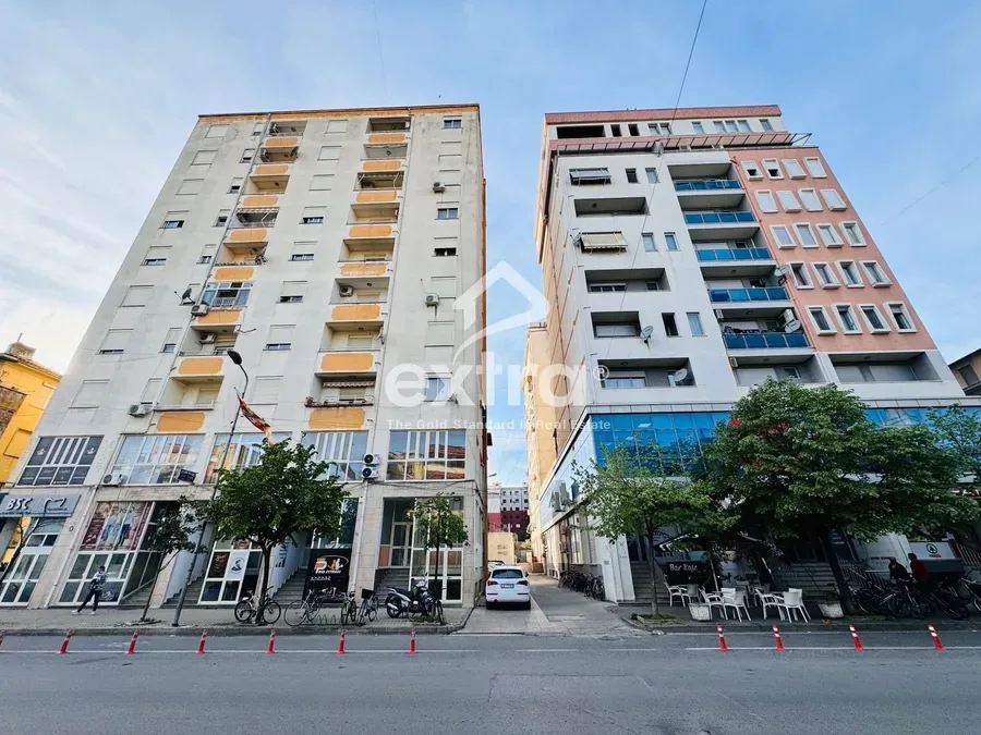 Shitet 1+1 k9 me pamje nga katedralja shkoder
