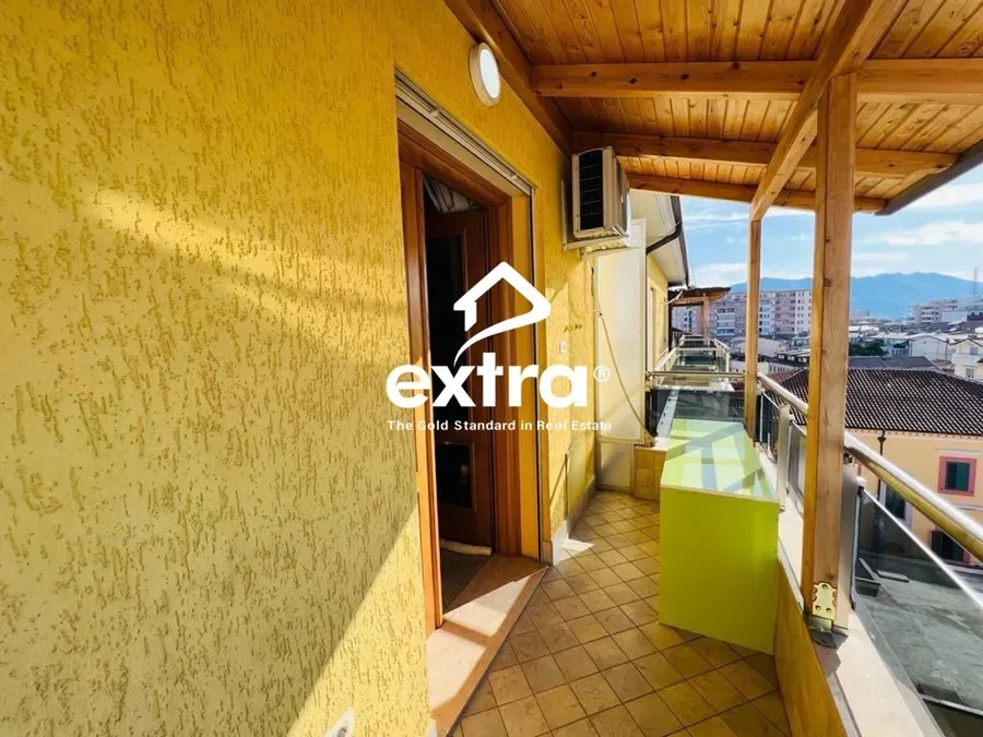 Jepet me qira apartament 2+1 prane Katedrales 4