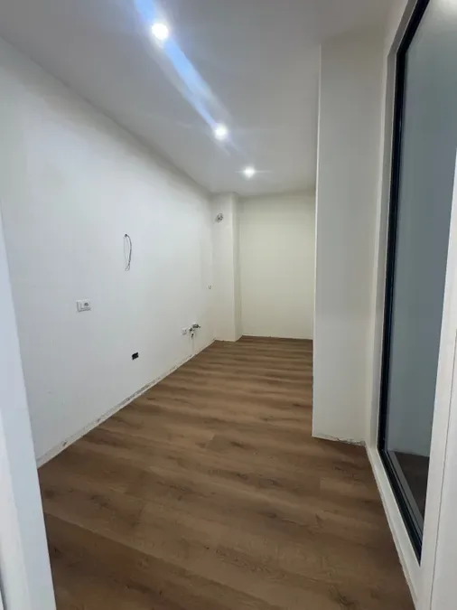 Shitet 2+1+2 + Parkim , Liqeni Thate , tek Radisson