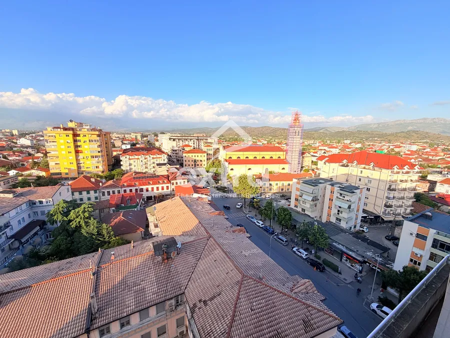 Shitet 1+1 k9 me pamje nga katedralja shkoder 4