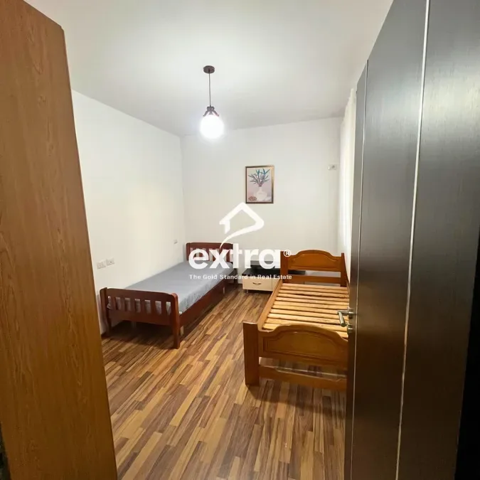 🔥QIRA 2+1🔥 📍Ruga Fortuzi,Tirane 📐Sipërfaqe: 120m2 🛋️ 1 Sallon + kuzhinë 🛏️ 2 Dhoma gjumi 🚽 1 Tualet * Mobiluar * Locacion shum te mire * 5min 3