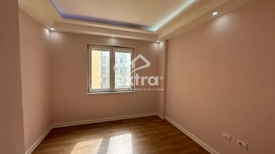Apartament 2+1 kati 2 me garazh per qera Katedralja