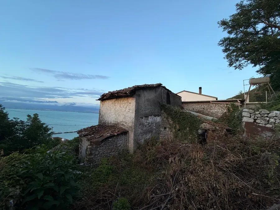 Shitet toke me njolle ndertimi ne zogaj shkoder