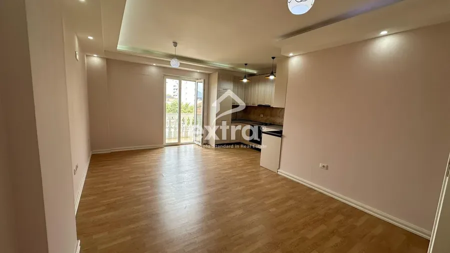 Apartament 2+1 kati 2 me garazh per qera Katedralja