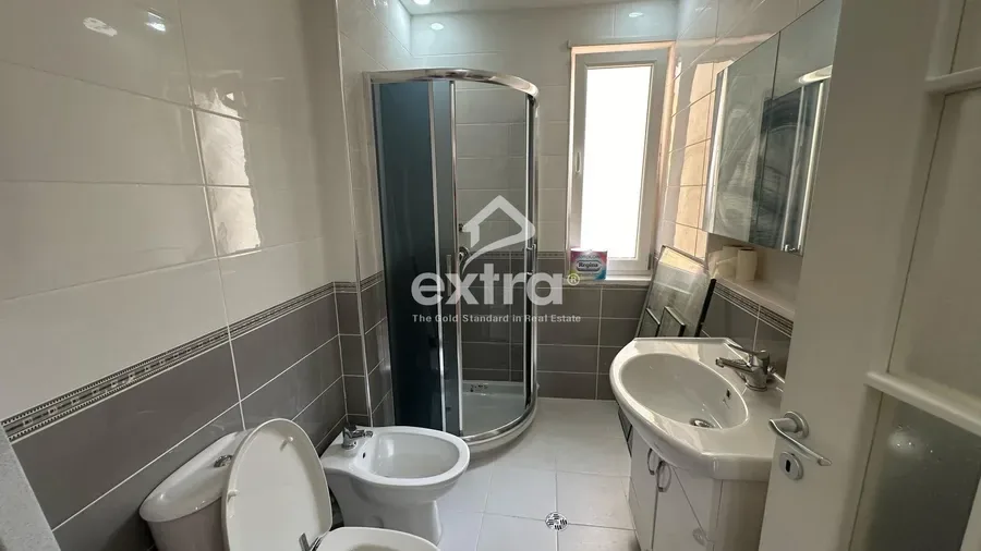 Apartament 2+1 kati 2 me garazh per qera Katedralja
