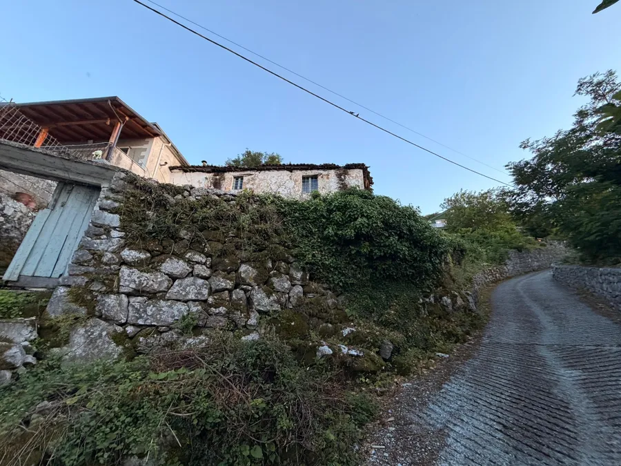 Shitet toke me njolle ndertimi ne zogaj shkoder
