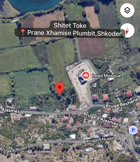 Shitet 900 m2 truall prane xhamise plumbit shkoder