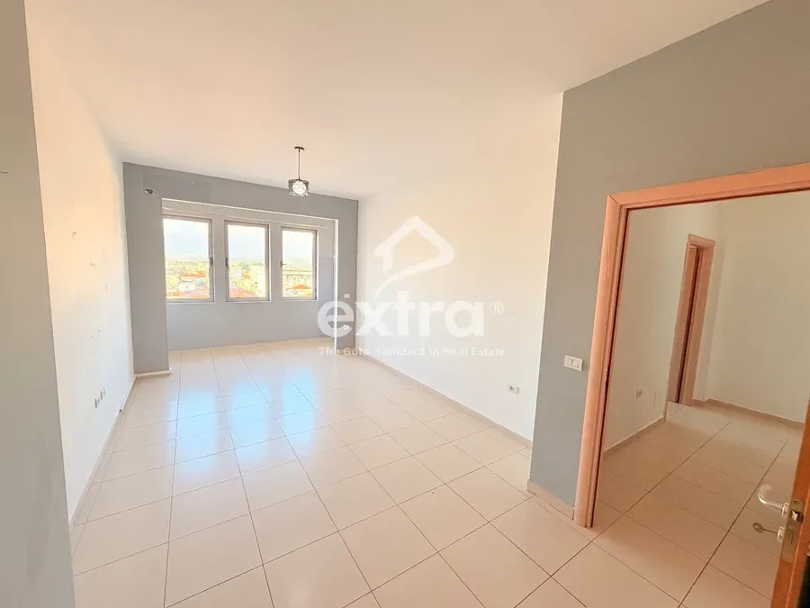 Shitet 1+1 k9 me pamje nga katedralja shkoder 3