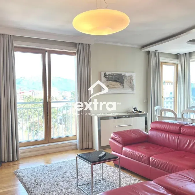 🔥Qira Apartament 2+1+2🔥 📍Zemër të Bllokut, Tiranë 📐 Sipërfaqe totale 123m2 🏢 Kati 7 me ashensor 🛋 1 sallon 🍴 1 kuzhinë 🛏 2 dhoma gj 2