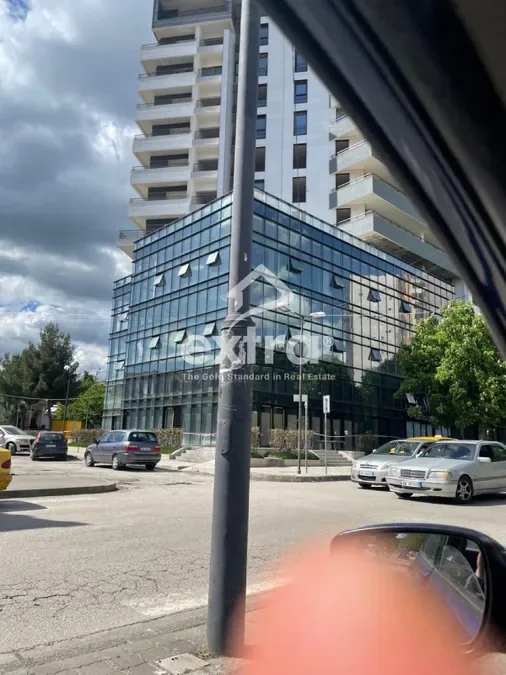 Shitet ambjent biznesi ne qender Elbasan 500m2