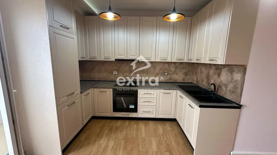 Apartament 2+1 kati 2 me garazh per qera Katedralja