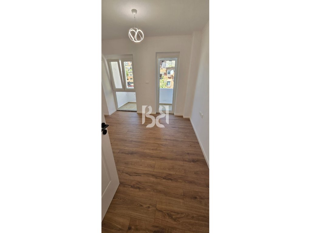 APARTAMENT 2+1 PER SHITJE TE RRUGA E KAVAJES ,PRANE AMBULANCES 9 4