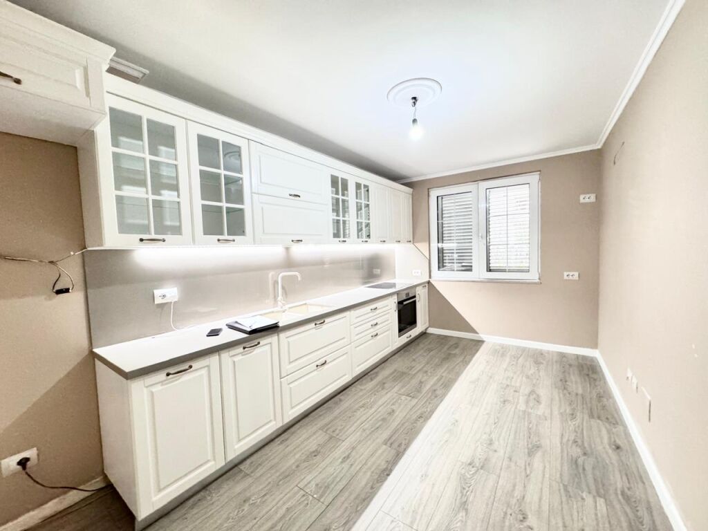 JAPIM ME QIRA APARTAMENT 2+1 NE MYSLYM SHYR PER BANIM OSE ZYRA