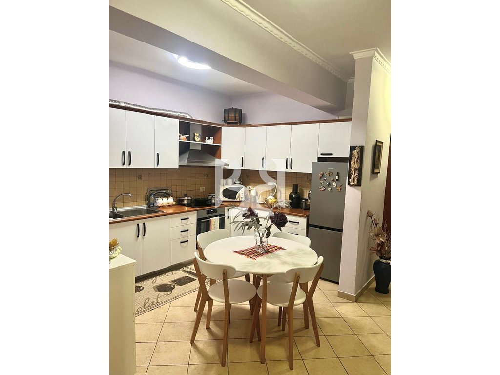 JEPET APARTAMENT 2+1+2+Ballkon ME QIRA TEK RRUGA E KAVAJES** 4