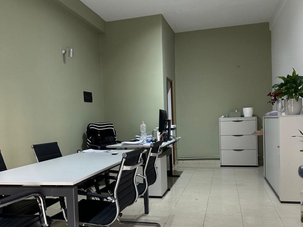 SHESIM AMBIENT KOMERCIAL PRANE KIKA 2 /RRUGA SKENDER LUARASI /KOMUNE TE PARISIT
