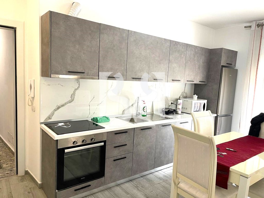 APARTAMENT 1+1 ME QERA TEK MEDRESEJA 650€ 2