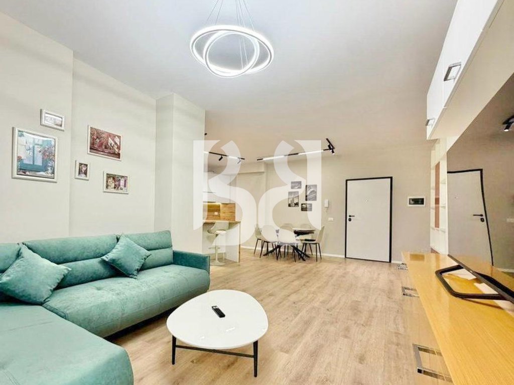 APARTAMENT ME QERA 2+1+2 PRANE PAZARIT TE RI 2