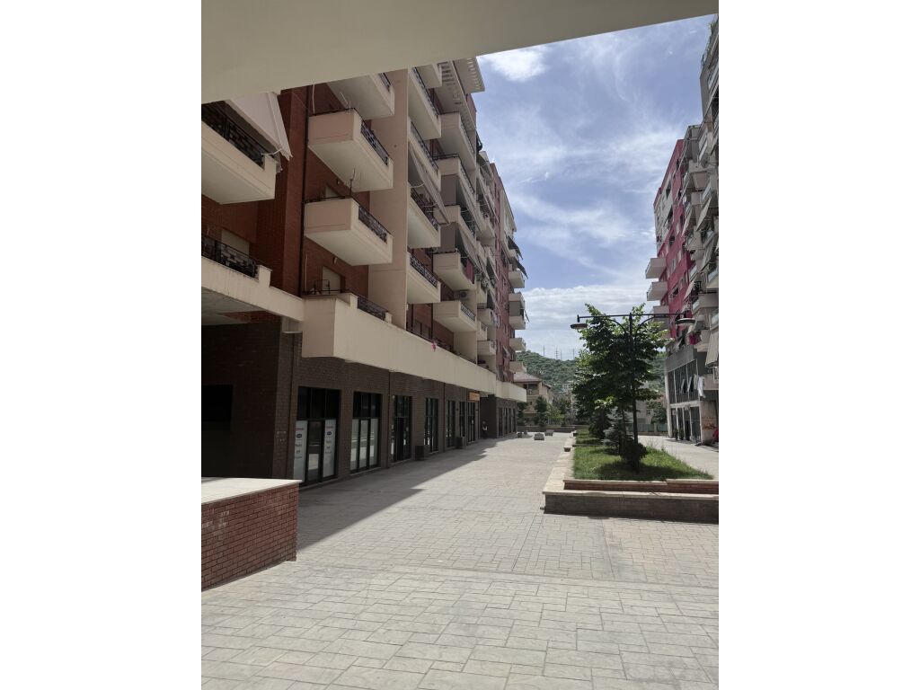 SHITET AMBIENT KOMERCIAL E KONVERTUAR SI DUPLEX TE GOLDEN PARK 2