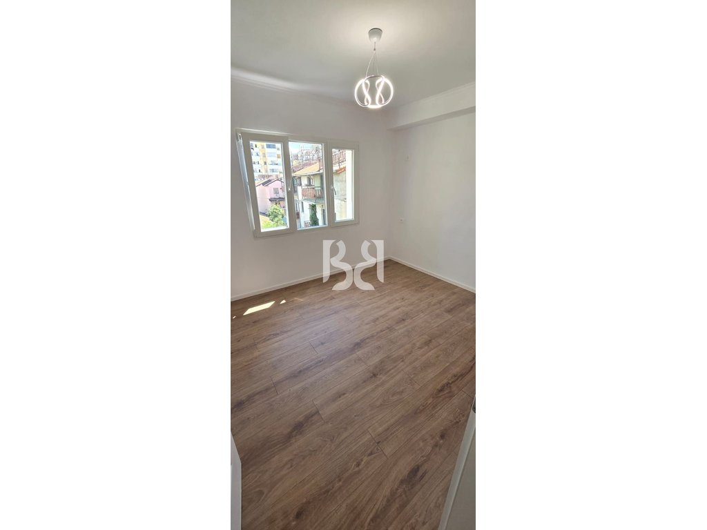 APARTAMENT 2+1 PER SHITJE TE RRUGA E KAVAJES ,PRANE AMBULANCES 9 3
