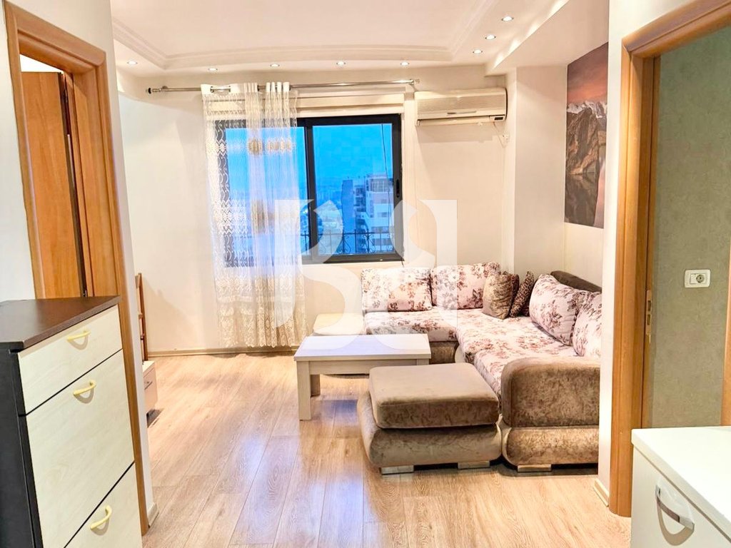 APARTAMENT ME QERA 2+1 PRANE ISH STACIONIT TE TRENIT
