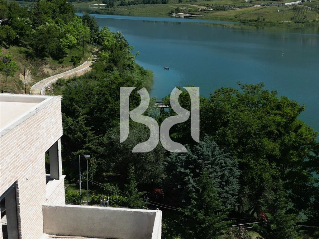 VILË LUKSOZE ME PISHINË PRIVATE & VERANDË PANORAMIKE – JETESË ELITARE NË PRIVATËSI TOTALE