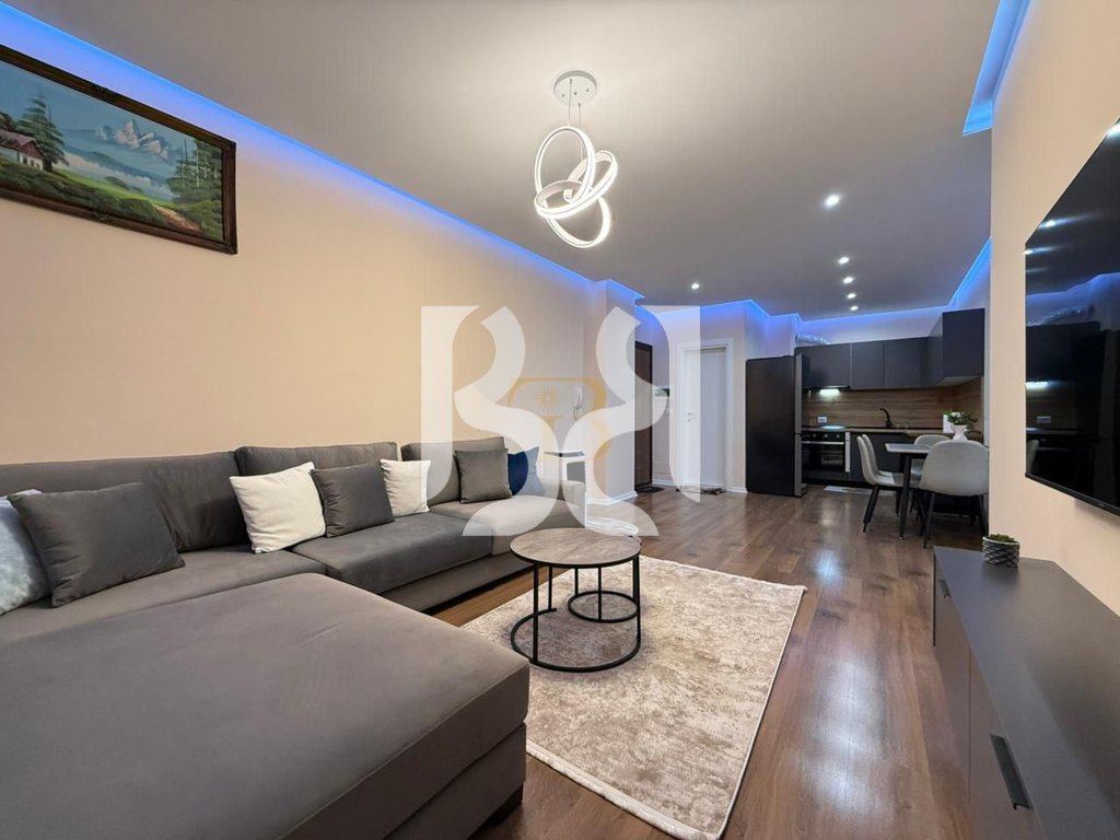 JEPET APARTAMENT ME QERA 2+1+2+Verand |700 Euro|SHKOLLA E BASHKUAR,TIRANE