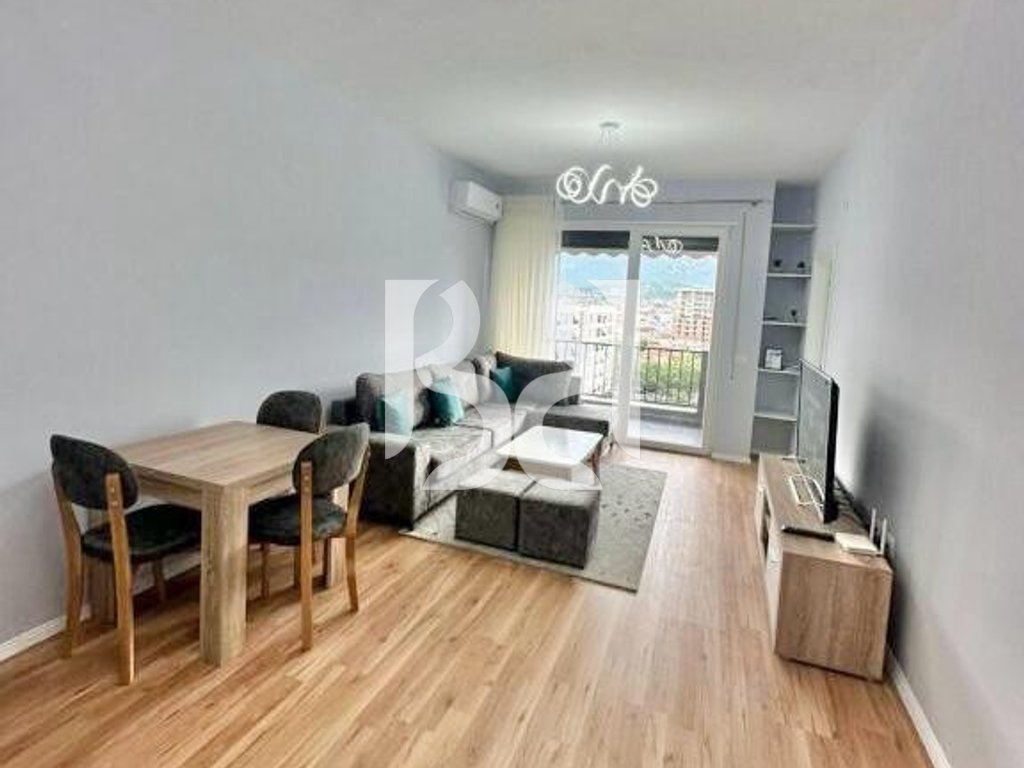 APARTAMENT 2+1 ME QERA PRANE RRUGES 5 MAJI